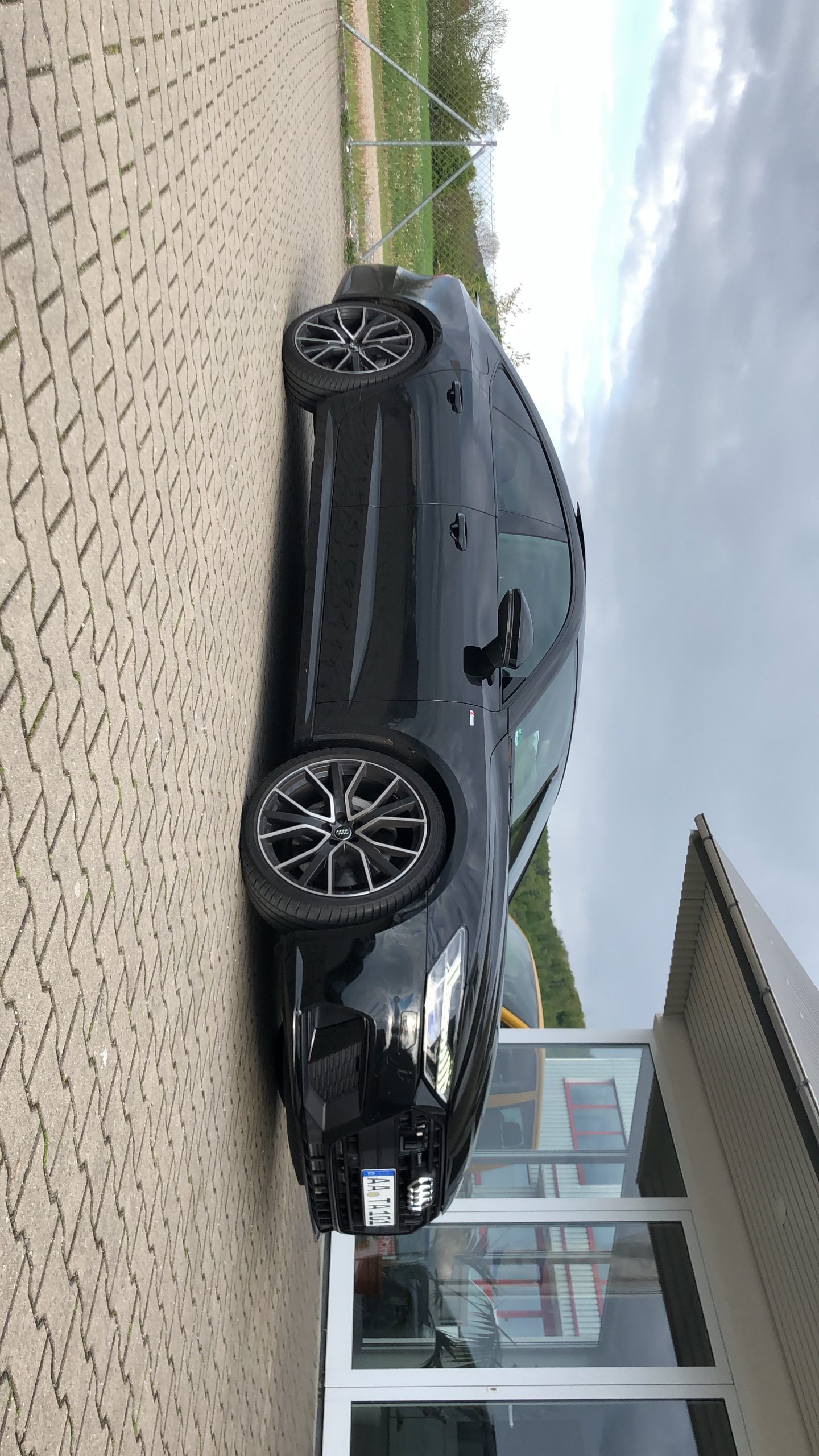 Schwarzer Audi A7 seitlich geparkt -Beispielbild für Auto verkaufen und Fahrzeugankauf